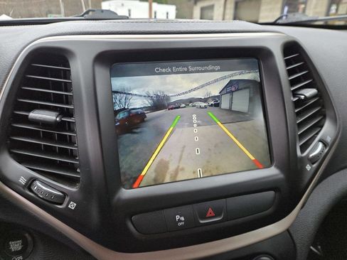 Used 2017 Jeep Cherokee Limited image 16