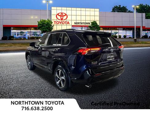 Used 2022 Toyota RAV4 SE image 3