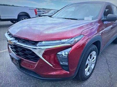 Used 2025 Chevrolet Trax LS FWD image 2