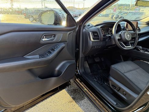 Used 2024 Nissan Rogue SV image 12