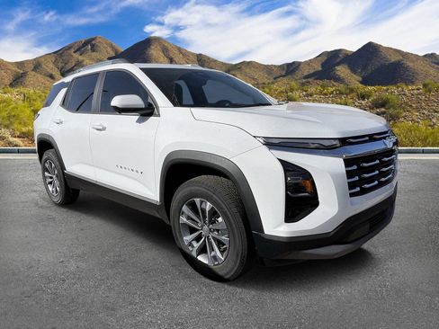 Used 2026 Chevrolet Equinox LT w/ Convenience Package II FWD image 3