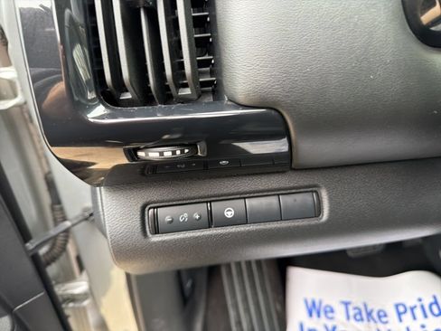 Used 2024 Nissan Pathfinder SV FWD image 20