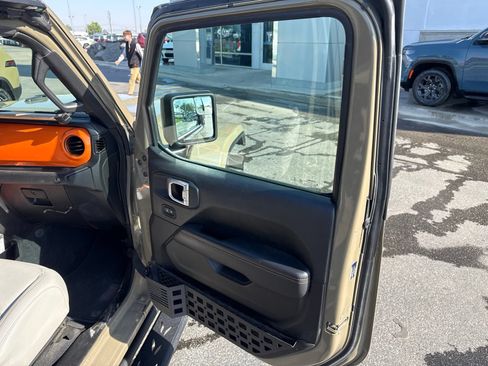 Used 2020 Jeep Gladiator Mojave w/ Cold Weather Group AWD/4WD image 11