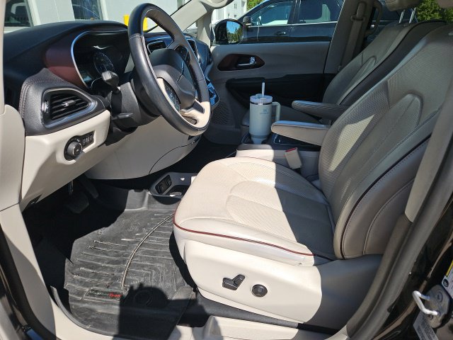 Used 2017 Chrysler Pacifica Limited FWD image 44