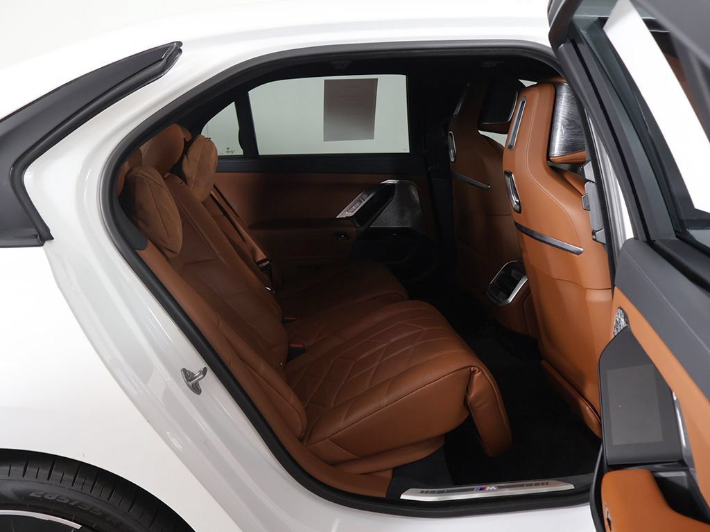 Used 2023 BMW 760i xDrive AWD/4WD image 36