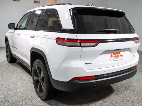 Used 2023 Jeep Grand Cherokee Altitude image 9