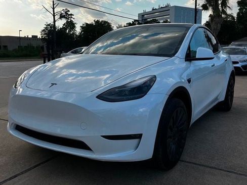 Used 2024 Tesla Model Y 2WD image 1