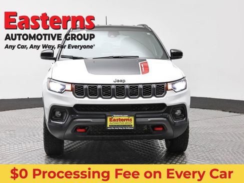Used 2025 Jeep Compass Trailhawk AWD/4WD image 2
