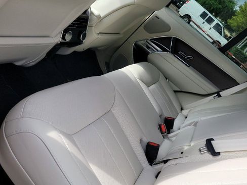 Used 2025 Land Rover Range Rover SE image 9