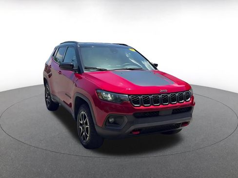 Used 2025 Jeep Compass Trailhawk AWD/4WD image 2