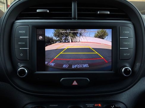 Used 2025 Kia Soul LX w/ LX Technology Package FWD image 31