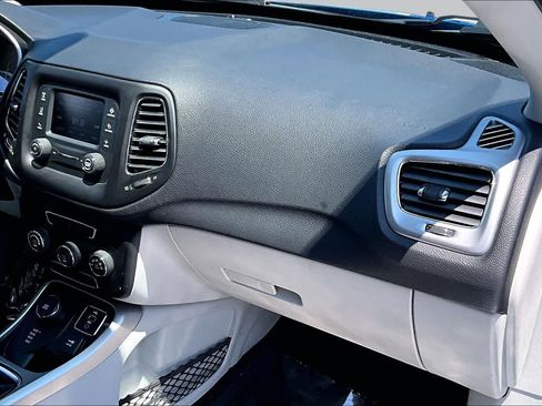 Used 2018 Jeep Compass Latitude AWD/4WD image 18
