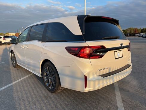 New 2026 Honda Odyssey Touring image 4