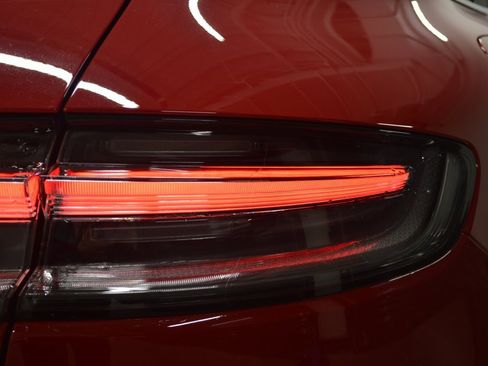 Certified 2025 Porsche Macan image 12