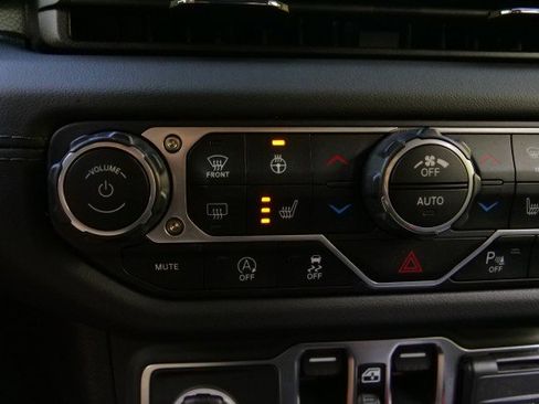 Used 2024 Jeep Wrangler Unlimited Rubicon w/ Technology Group image 15