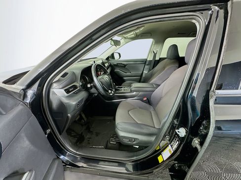 Used 2020 Toyota Highlander LE AWD/4WD image 19