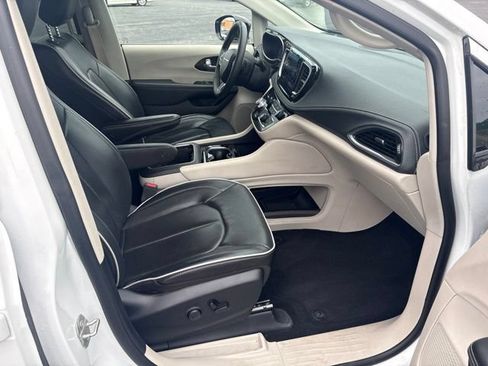 Used 2024 Chrysler Pacifica Limited FWD image 20