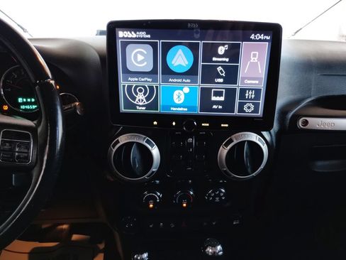 Used 2015 Jeep Wrangler Unlimited Sahara w/ Connectivity Group AWD/4WD image 30