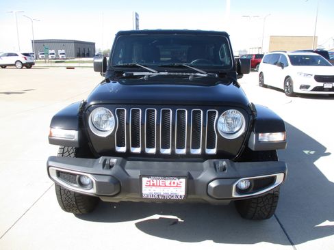 Used 2018 Jeep Wrangler Unlimited Sahara AWD/4WD image 9