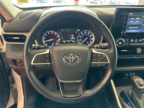 Used 2022 Toyota Highlander XLE AWD/4WD image 18