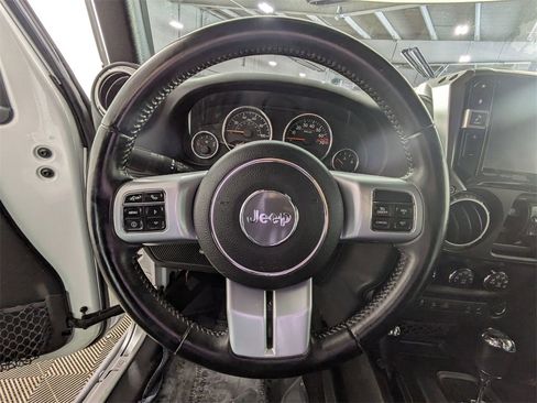 Used 2017 Jeep Wrangler Unlimited Rubicon image 16