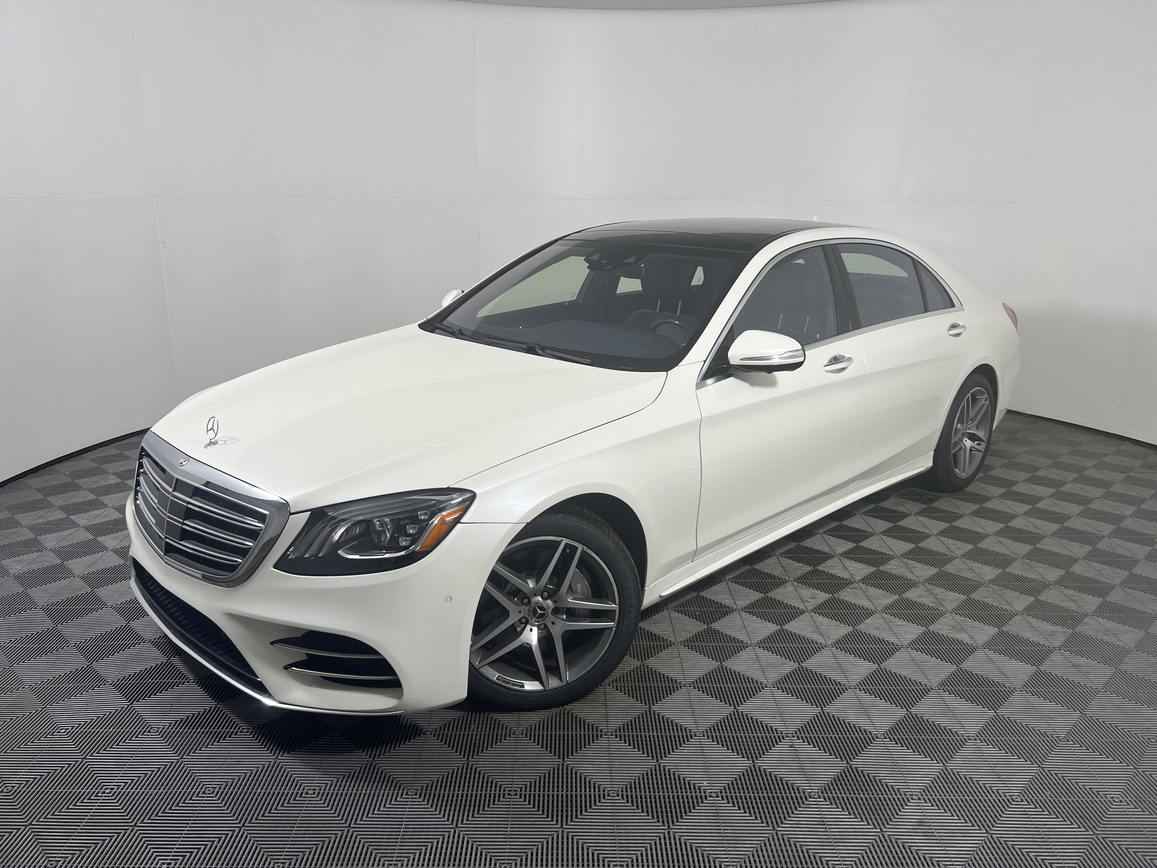 Used 2019 Mercedes-Benz S 560 4MATIC Sedan image 1