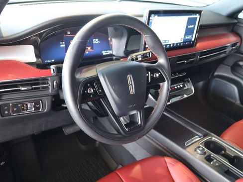 Used 2025 Lincoln Corsair Grand Touring image 11