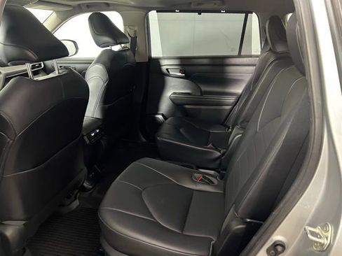 Used 2020 Toyota Highlander XLE image 21