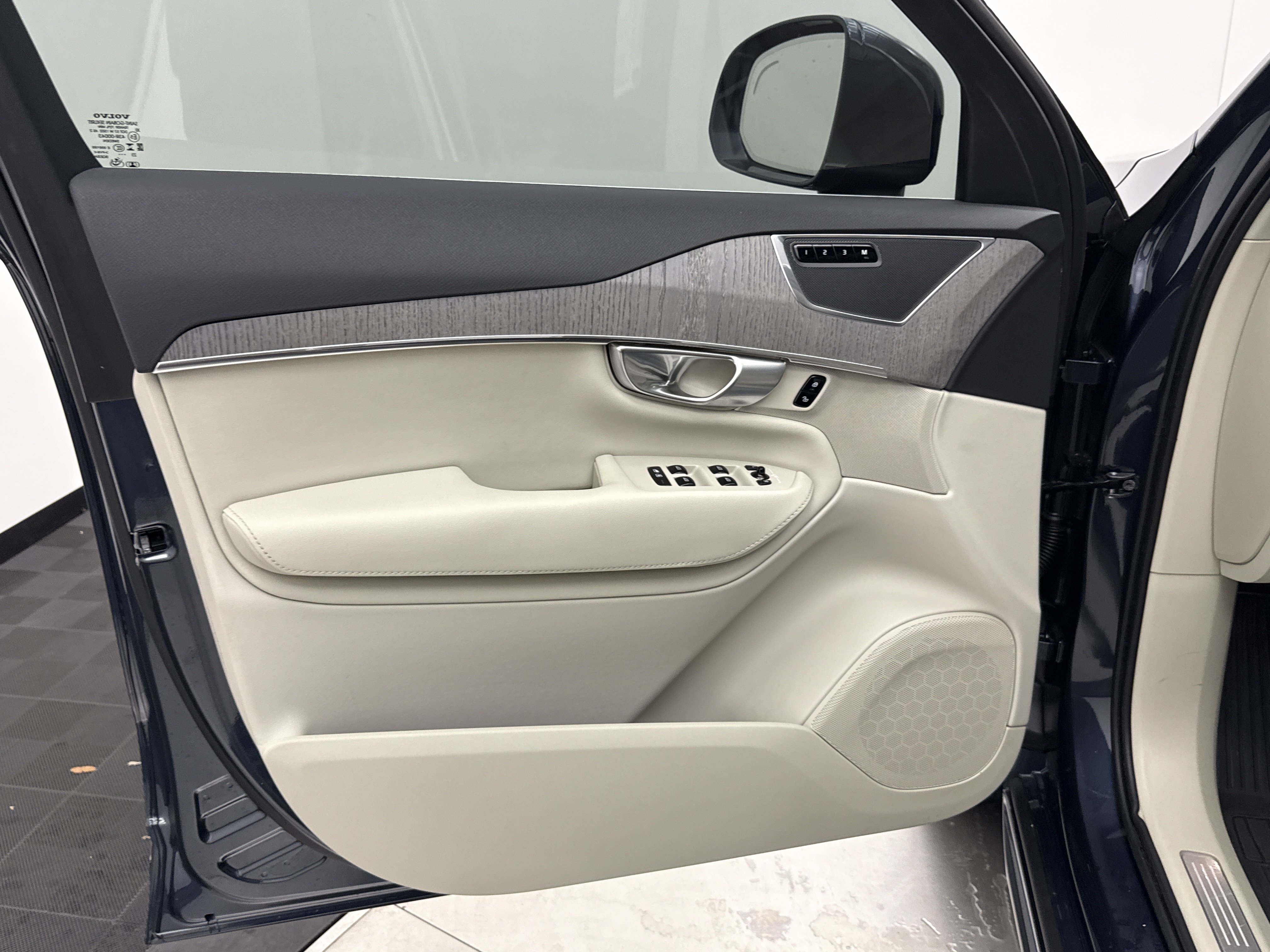 Certified 2024 Volvo XC90 B6 Plus w/ Protection Package Premier AWD/4WD image 10