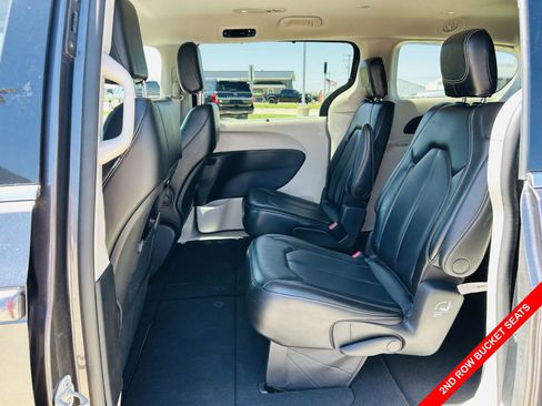 Used 2023 Chrysler Pacifica Touring-L FWD image 26