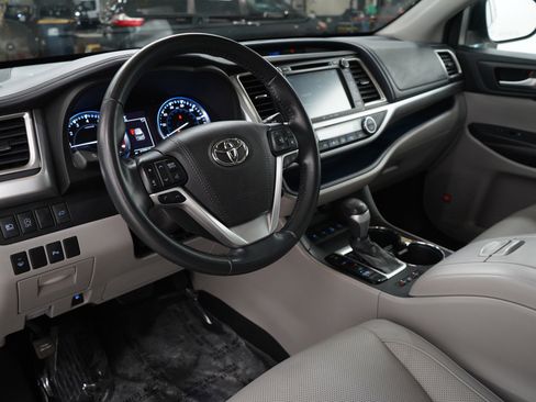 Used 2017 Toyota Highlander Limited AWD/4WD image 29
