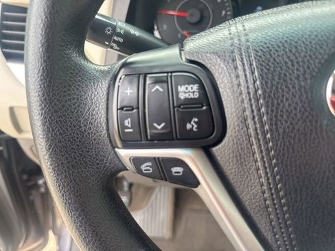 Used 2015 Toyota Sienna LE FWD image 40