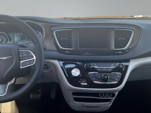 Used 2023 Chrysler Voyager LX FWD image 9