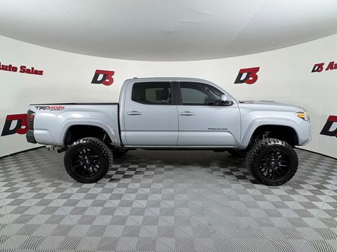 Used 2018 Toyota Tacoma TRD Sport AWD/4WD image 8