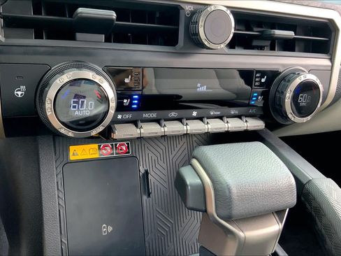 Used 2025 Toyota Tacoma Limited AWD/4WD image 32