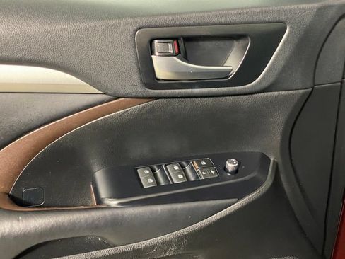 Used 2019 Toyota Highlander XLE AWD/4WD image 24
