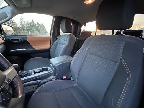 Used 2017 Toyota Tacoma SR5 w/ Tow Package image 12