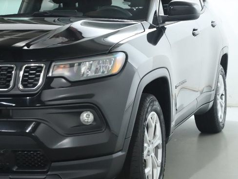 Used 2024 Jeep Compass Latitude AWD/4WD image 5