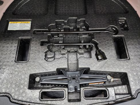 Used 2025 Toyota Camry SE image 30