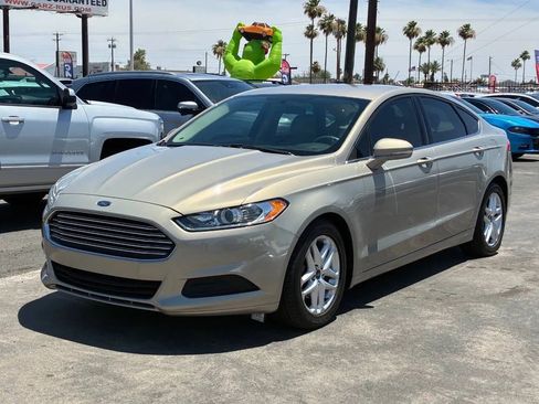 Used 2015 Ford Fusion SE FWD image 2
