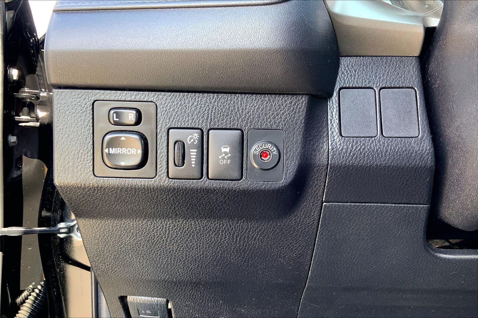 Used 2015 Toyota RAV4 LE FWD image 33