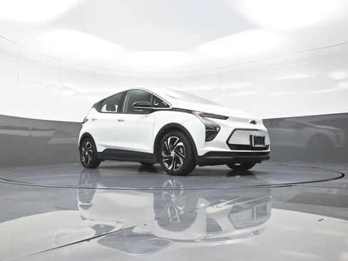 Used 2023 Chevrolet Bolt LT w/ Infotainment Package image 9