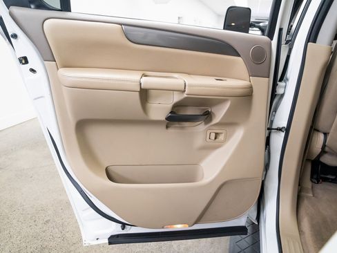 Used 2011 Nissan Armada SV w/ Driver Pkg image 16