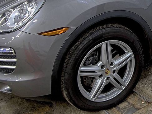 Used 2014 Porsche Cayenne Platinum Edition image 31