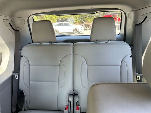 Used 2023 GMC Acadia SLT FWD image 10