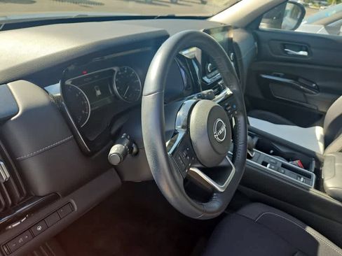 Used 2022 Nissan Pathfinder SV FWD image 2