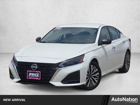 Used 2025 Nissan Altima 2.5 SV FWD image 1