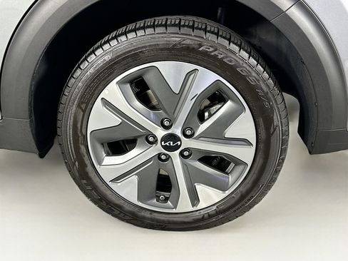 Used 2022 Kia Niro EX image 11