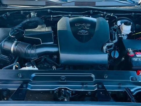 Used 2018 Toyota Tacoma SR5 AWD/4WD image 28