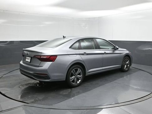 Used 2024 Volkswagen Jetta SE FWD image 8